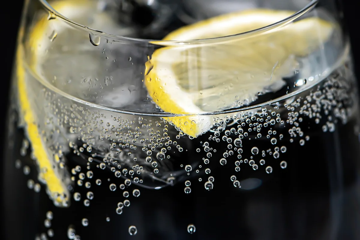 Vrai ou Faux ? Les boissons énergétiques hydratent-elles aussi bien que l'eau ?