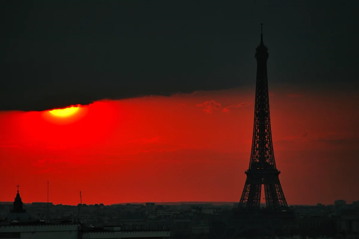 La Tour Eiffel grandit de 15 cm en été