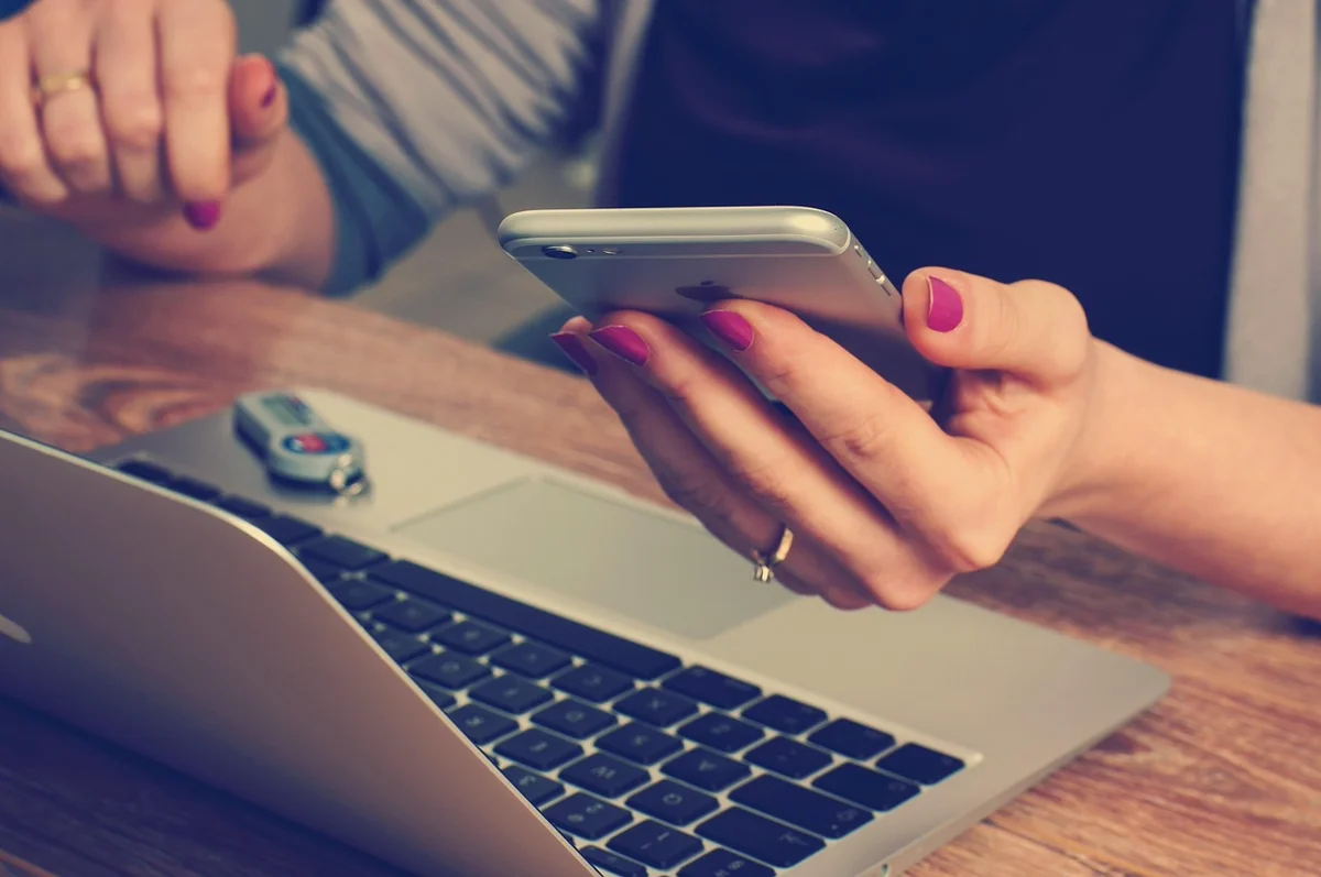 Pourquoi baissons-nous instinctivement la voix au téléphone ?