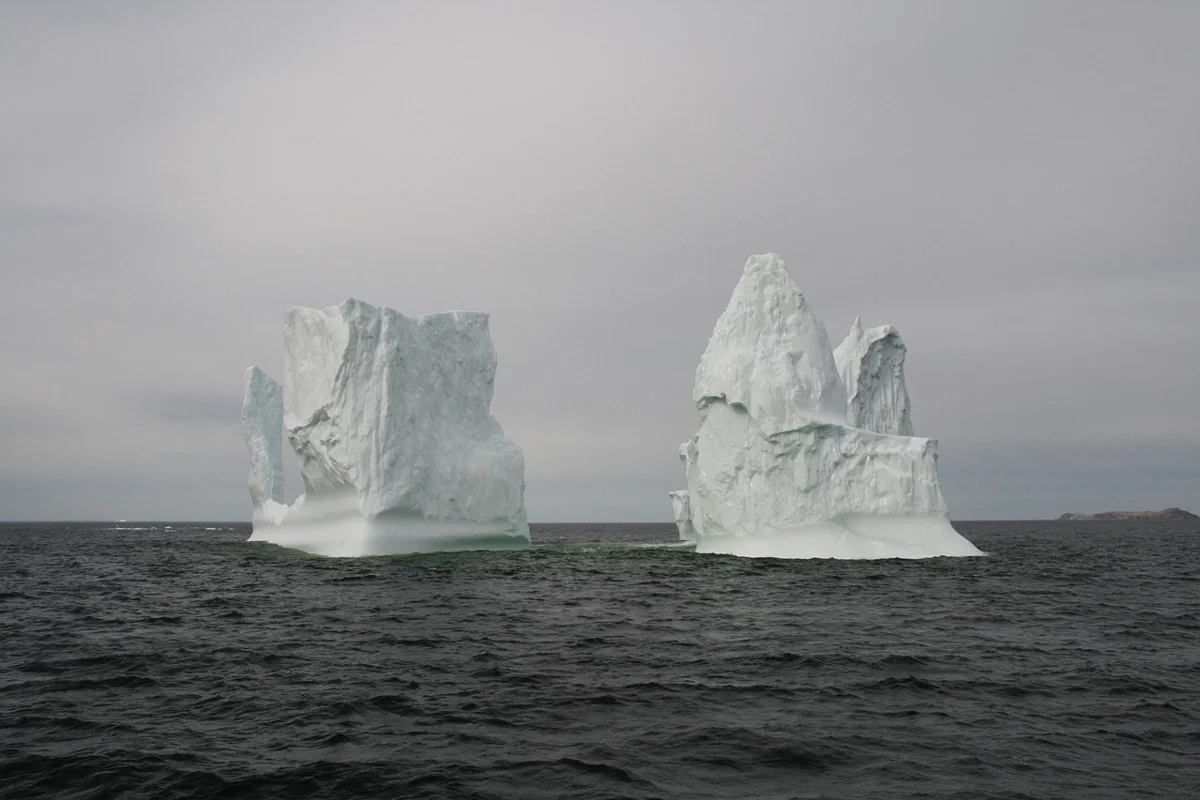 Pourquoi les icebergs sont-ils partiellement sous l'eau ?