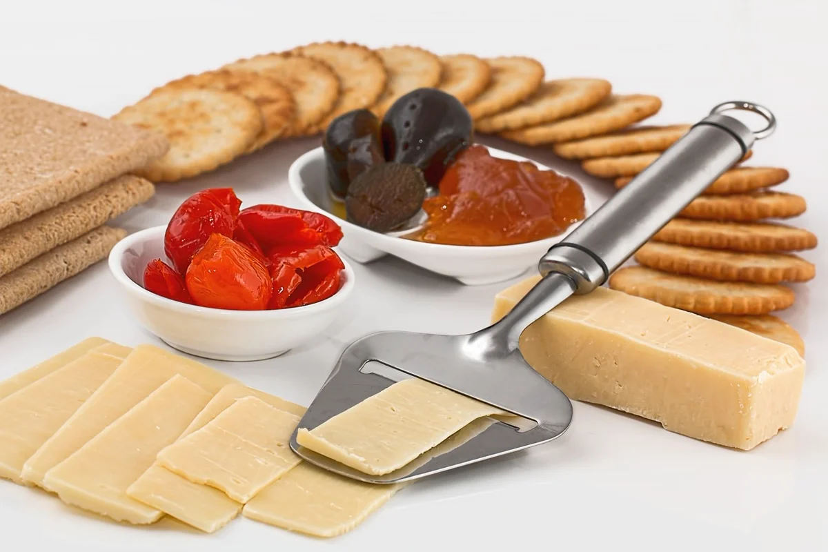 Pourquoi le fromage a-t-il des trous ?