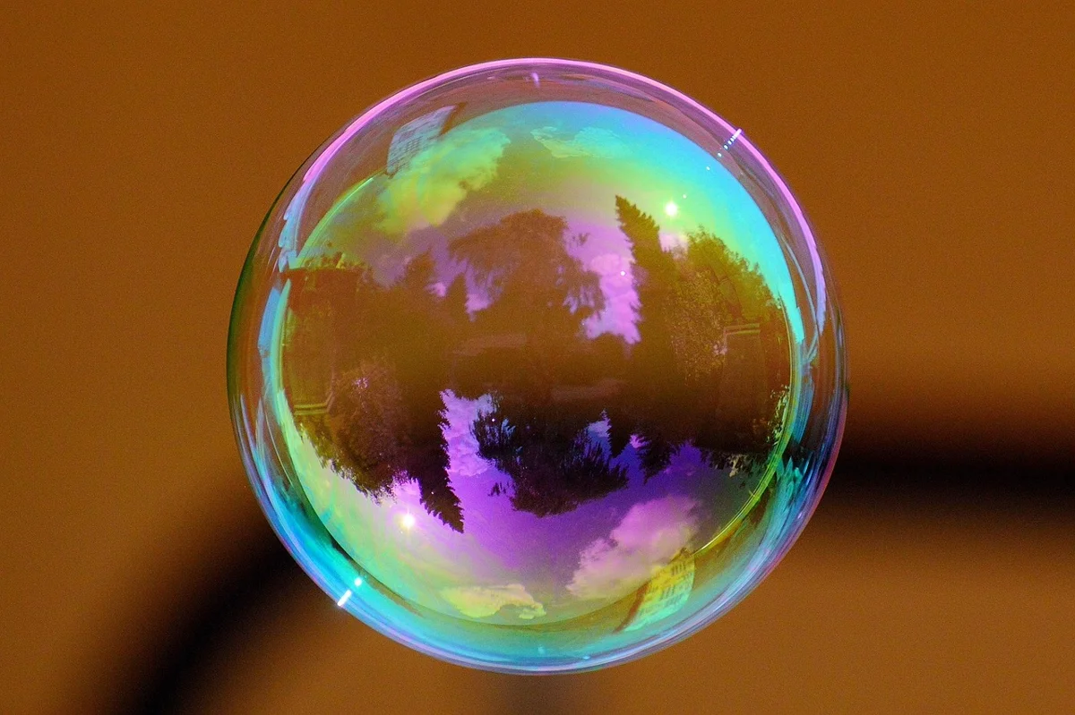 Pourquoi les bulles d'air dans l'eau remontent-elles à la surface ?