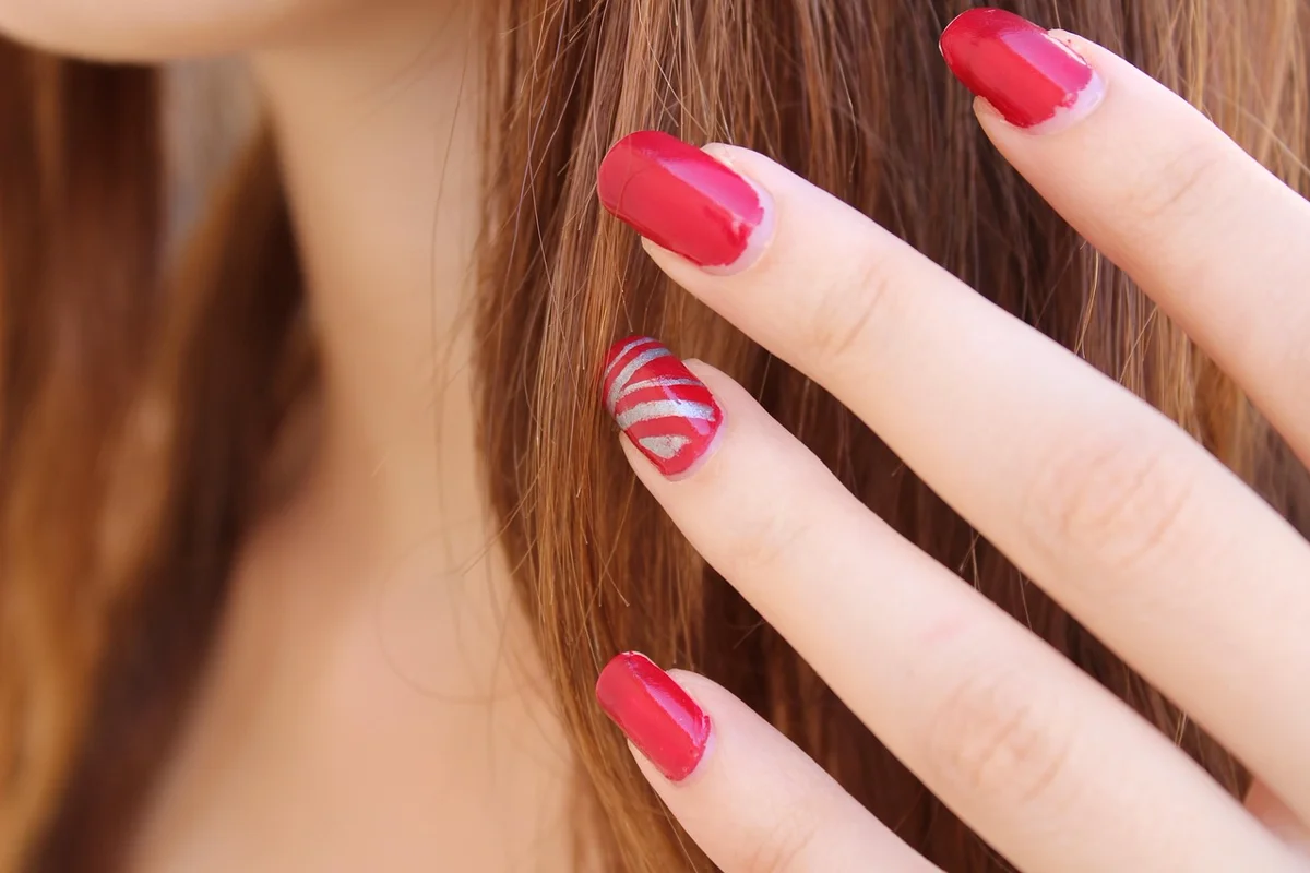 Vrai ou Faux ? Les cheveux et les ongles continuent-ils de pousser après la mort ?